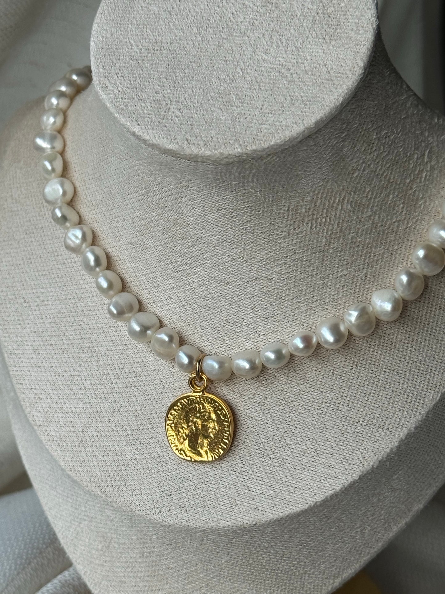 Perlenkette mit Coin